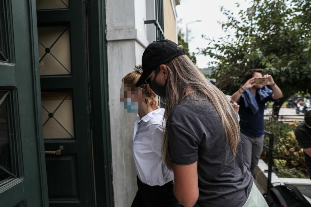 Στη φυλακή η Έλενα Πολυχρονοπούλου – Ξεσπά η μητέρα της – “Την έμπλεξαν”
