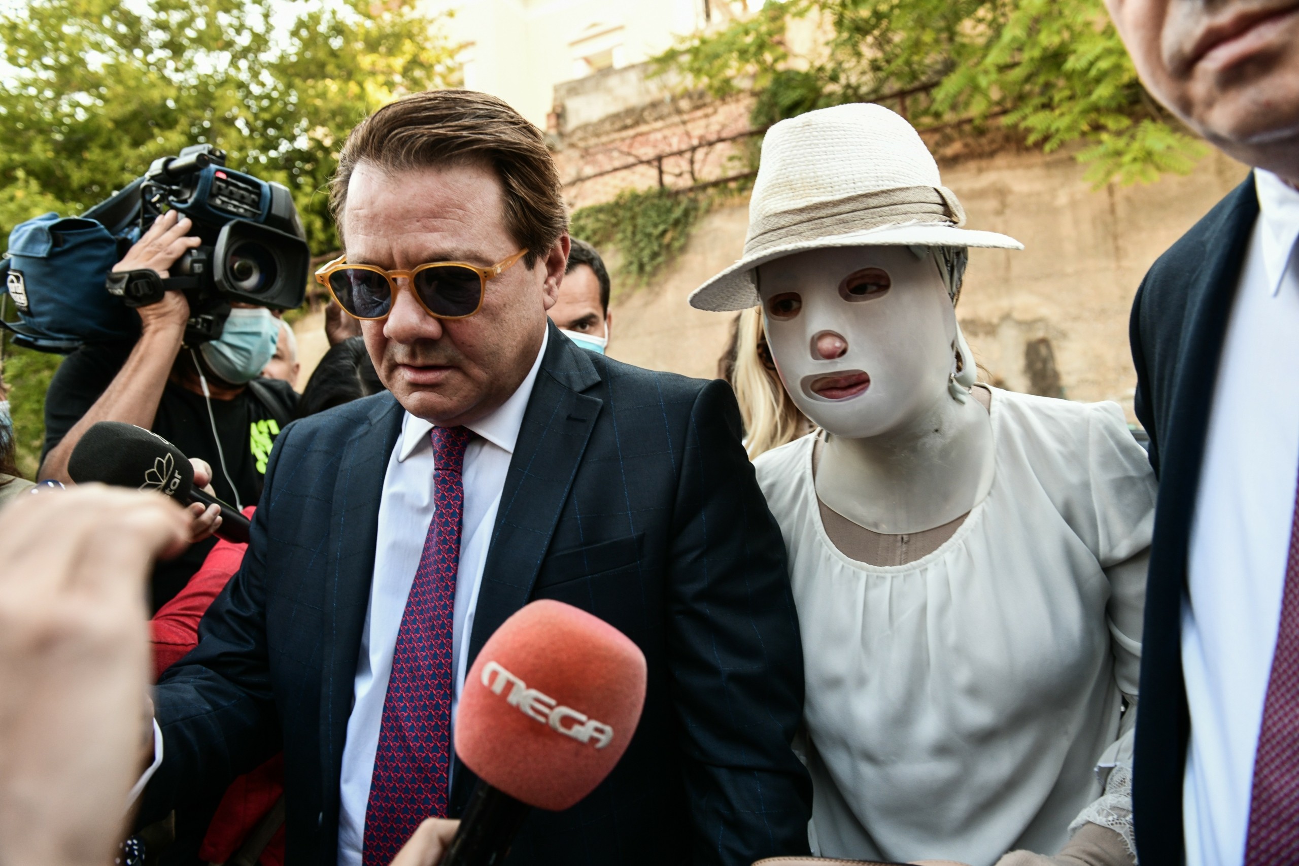 “Η Ιωάννα μου κρατούσε το χέρι σαν παιδί και μου έλεγε πρόσεχέ με” – Οι συγκλονιστικές στιγμές στα δικαστήρια (vid)
