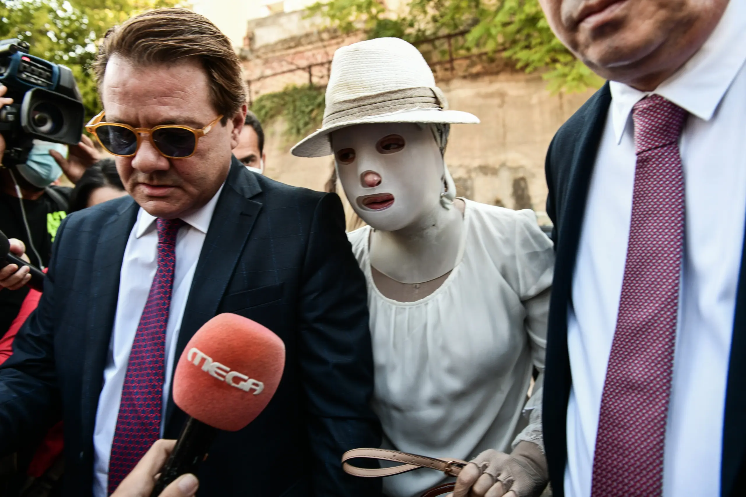 Πώς θα εξελιχθεί η υγεία της Ιωάννας – Η πλαστική χειρουργός της εξηγεί την πορεία των τραυμάτων της (vids)