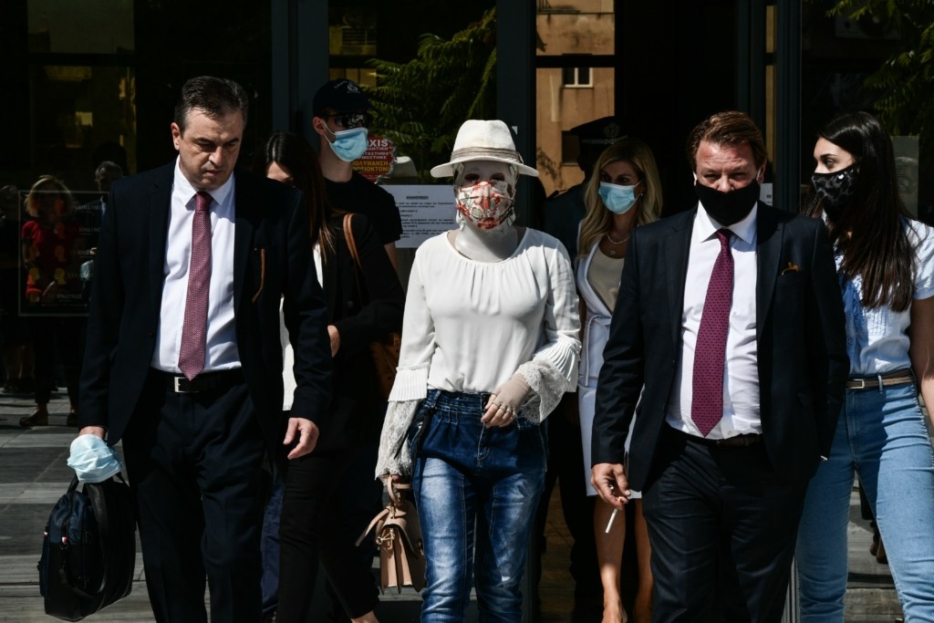 Αναβολή στη δίκη της Ιωάννας -“Αυτή που προσπάθησε να με σκοτώσει απέδειξε πόσο ψυχρή και δειλή είναι” (pics&vids)