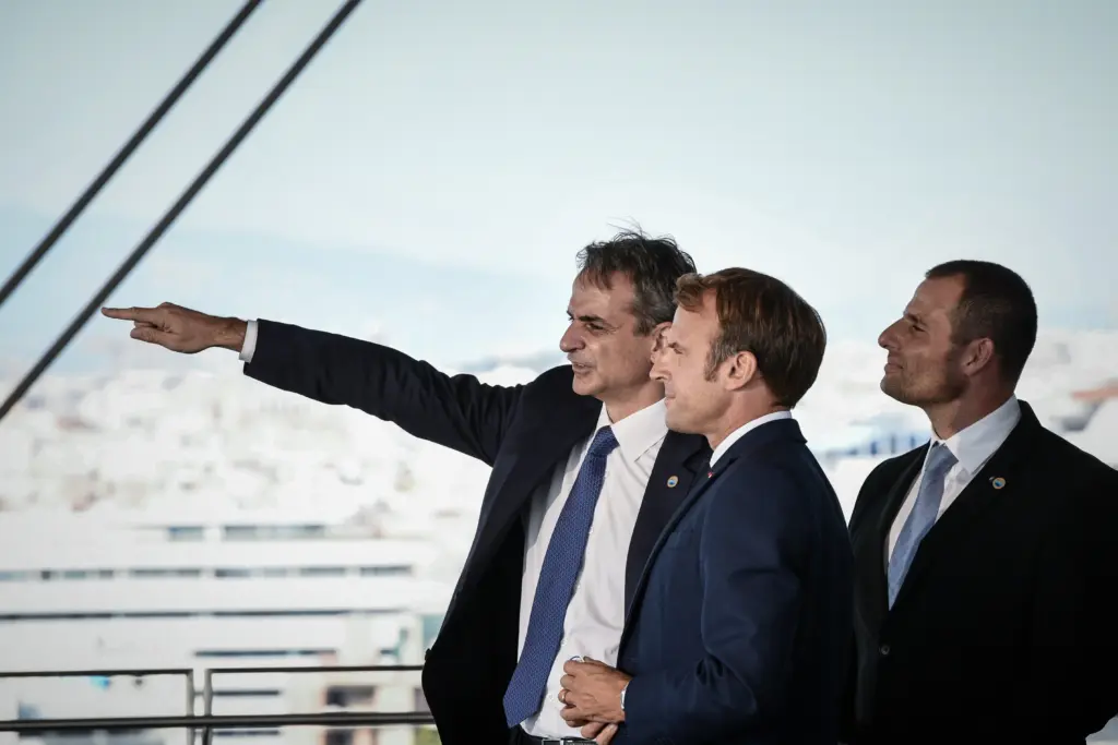 Η αμυντική συμφωνία Μητσοτάκη και Μακρόν για τρεις γαλλικές φρεγάτες