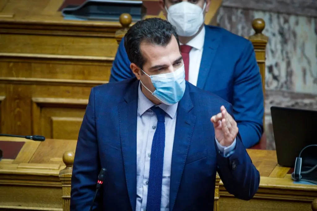 Σκληρή κριτική Πλεύρη από το βήμα της Βουλής για τους ανεμβολίαστους – “Τα νούμερα είναι αμείλικτα”