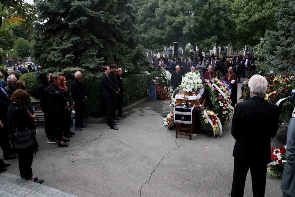 Η στιγμή που ελευθερώθηκαν περιστέρια πάνω από τον τάφο του Ντούσαν Ίβκοβιτς (vid)