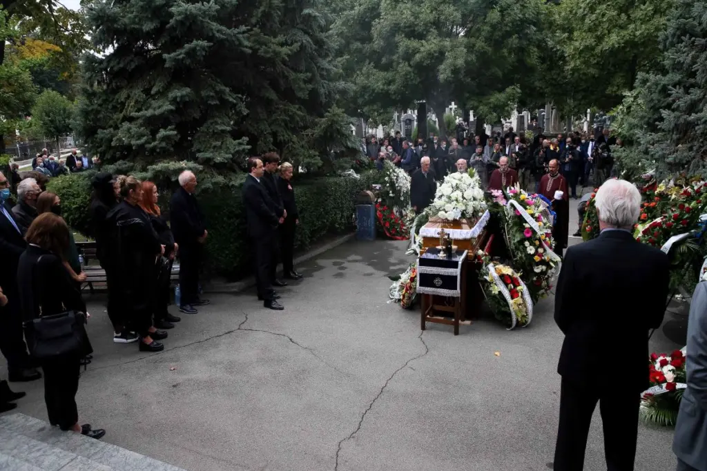 Η στιγμή που ελευθερώθηκαν περιστέρια πάνω από τον τάφο του Ντούσαν Ίβκοβιτς (vid)
