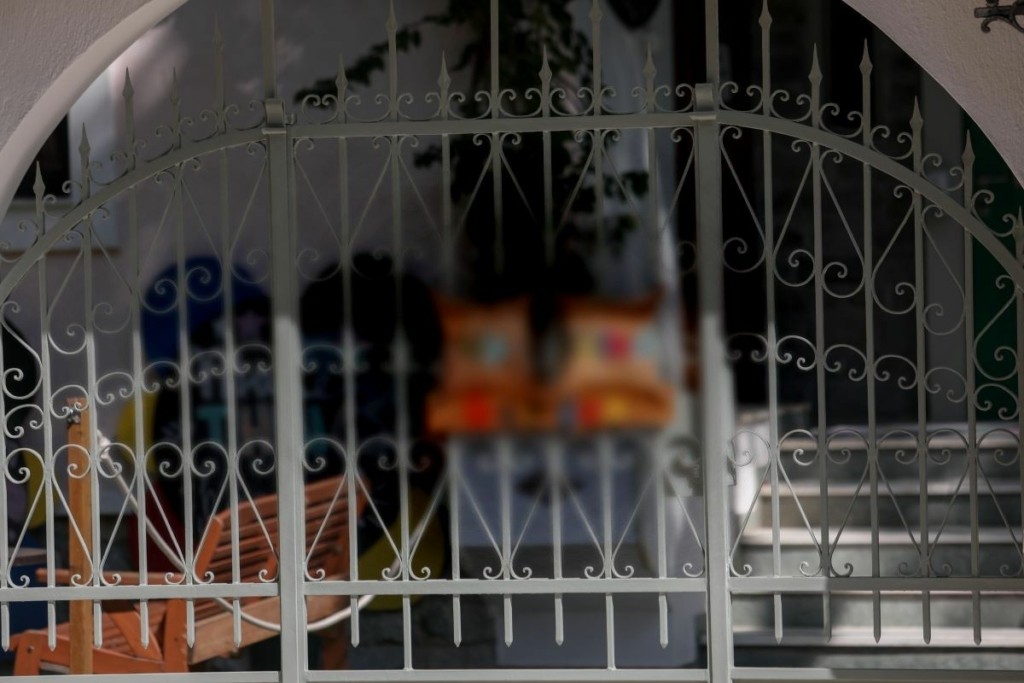 Σοκαρισμένη η μητέρα του 2χρονου κοριτσιού που ξεχάστηκε σε σχολικό λεωφορείο – Τι λέει στο DEBATER για την κατάσταση της μικρής