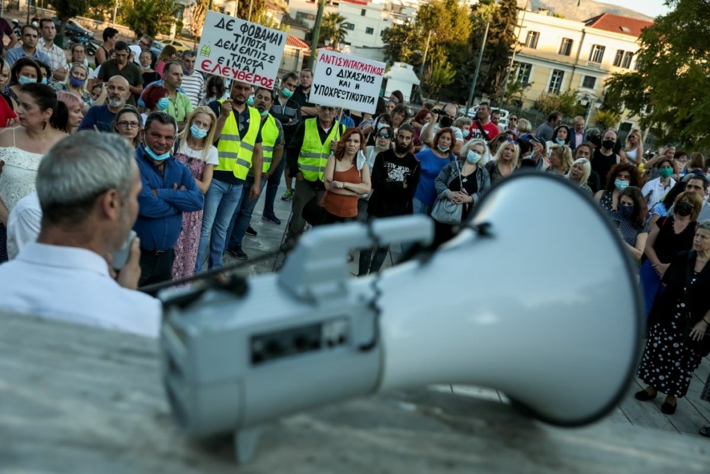 Κατεπείγουσα έρευνα για τα “ψεκασμένα” προφίλ αρνητών της πανδημίας – Δεκάδες προφίλ στα social media υπό έλεγχο