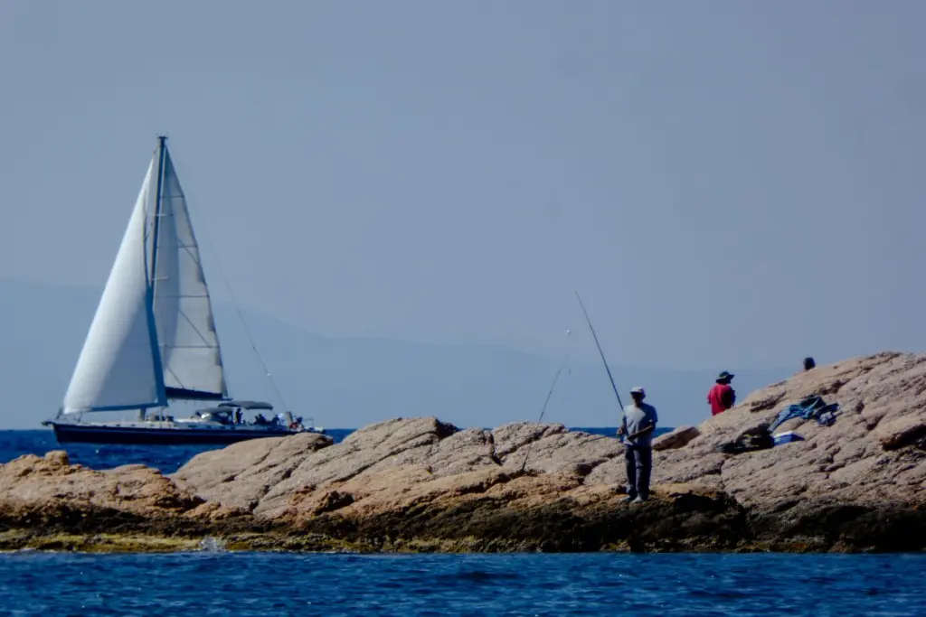 2.130 νέα κρούσματα για τη Δευτέρα – Πόσοι διασωληνωμένοι και θάνατοι ανακοινώθηκαν