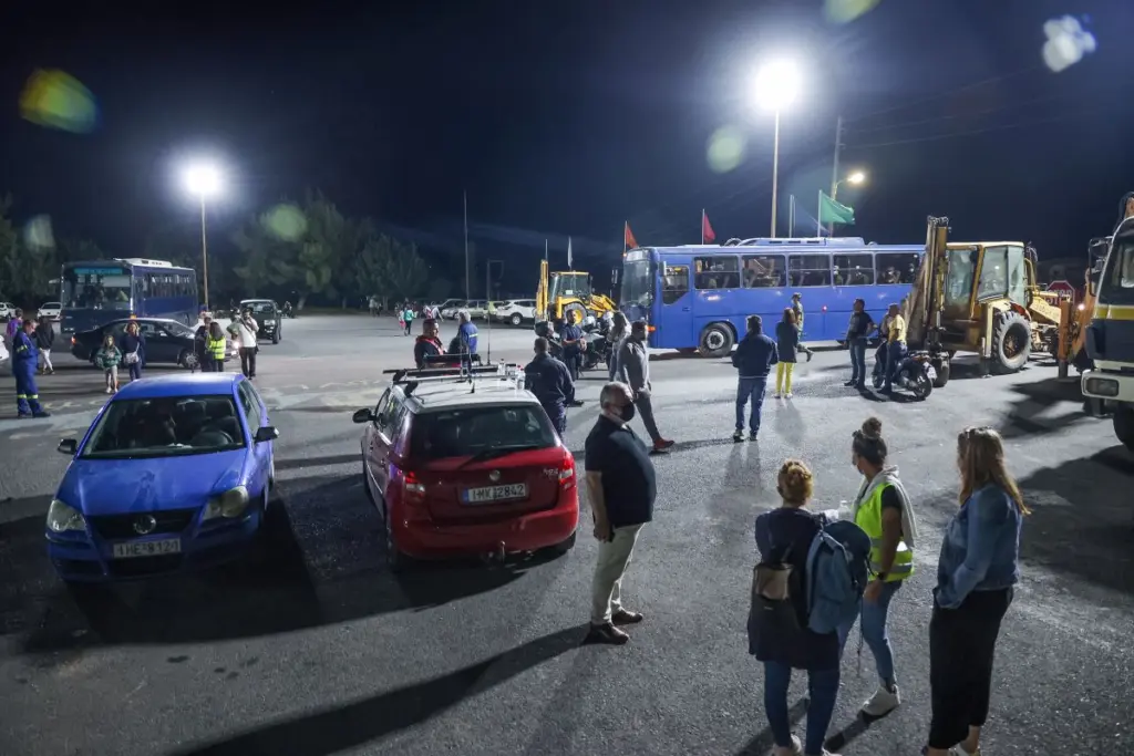 Δύσκολες στιγμές για τους κατοίκους στο Αρκαλοχώρι – Στις σκηνές θα περάσουν τη νύχτα τους
