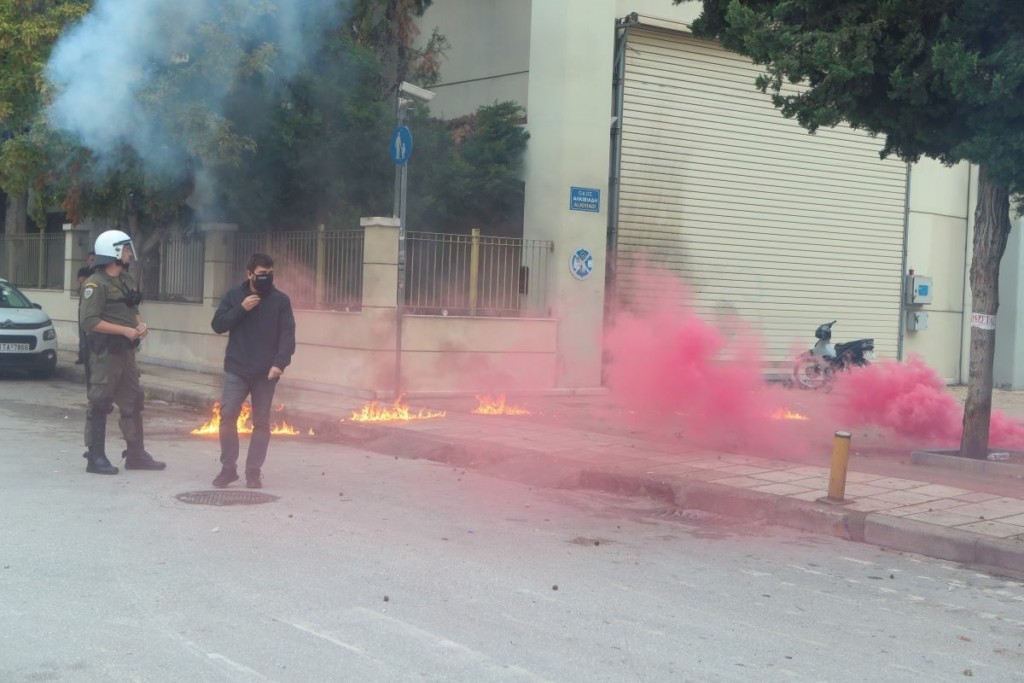 Νέα επεισόδια στη Σταυρούπολη – “Πόλεμος” με πέτρες και χημικά λίγο πριν το αντιφασιστικό συλλαλητήριο (vid)
