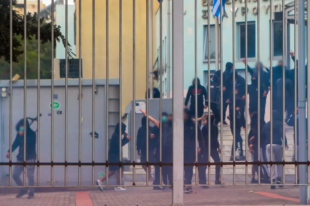 Βίντεο ντοκουμέντο από τη στιγμή που που φυγαδεύονται ακροδεξιοί από το ΕΠΑΛ στη Σταυρούπολη – Οργή του κόσμου για την “καθοδήγηση”