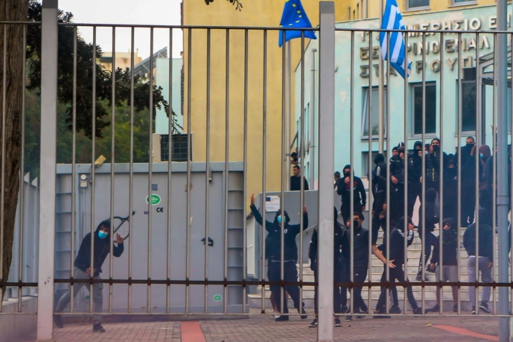Επικίνδυνες καταστάσεις στη Σταυρούπολη – Η λίμνη αίματος μέσα στο σχολείο, τα τσεκούρια και οι συλλήψεις (pics&vid)