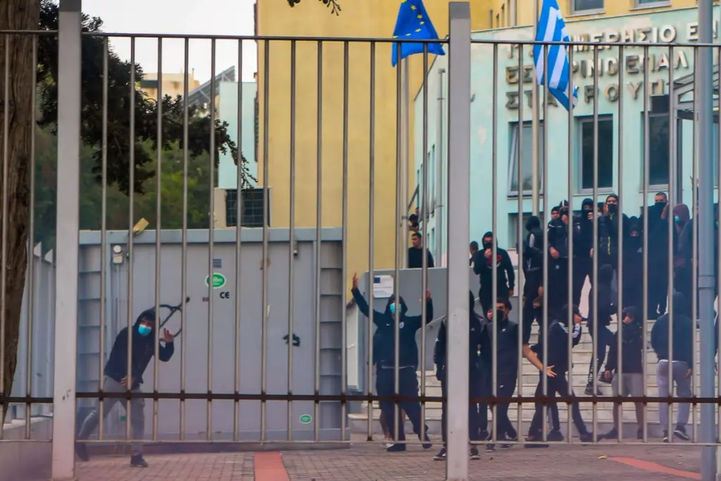 Επικίνδυνες καταστάσεις στη Σταυρούπολη – Η λίμνη αίματος μέσα στο σχολείο, τα τσεκούρια και οι συλλήψεις (pics&vid)