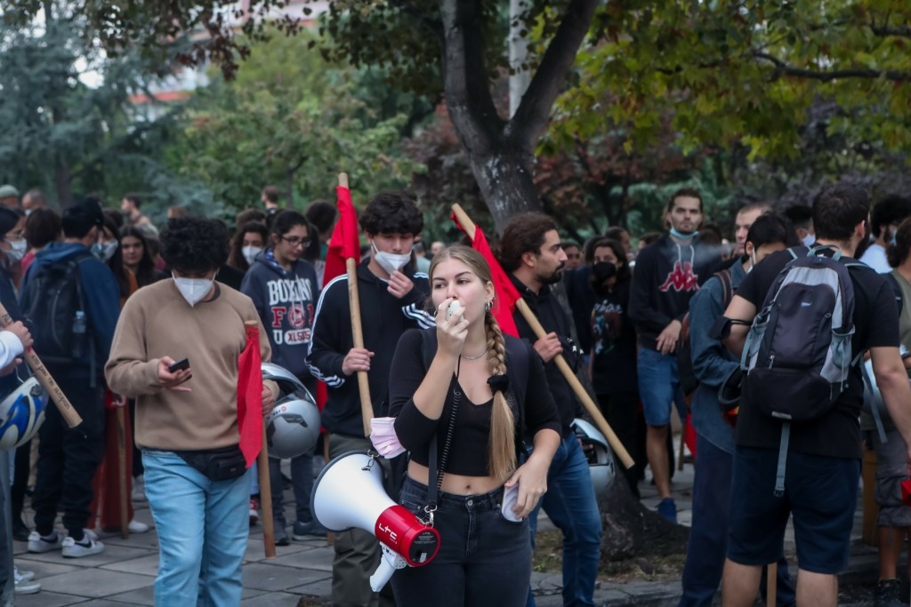 Ένταση στο ΕΠΑΛ Ευόσμου – Επιτέθηκαν σε λεωφορεία του ΟΑΣΘ (pics&vid)