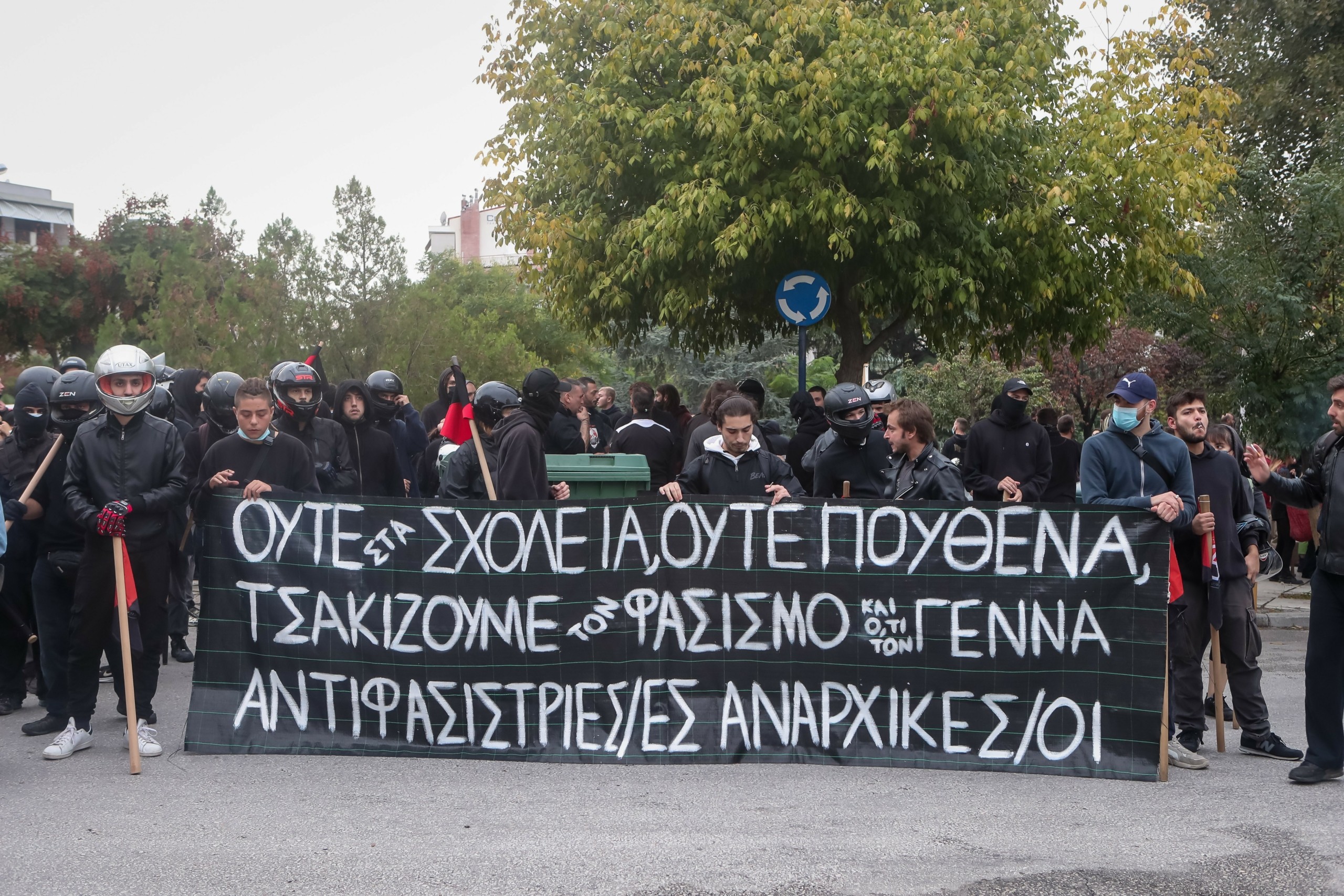 Νέα ένταση έξω από το ΕΠΑΛ Σταυρούπολης – Αστυνομία και γονείς έξω από το σχολείο (pic&vid)