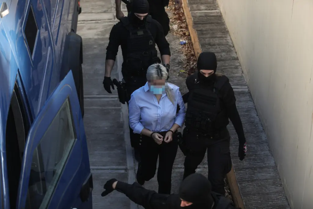 Υπό άκρα μυστικότητα, από την πίσω πόρτα στα δικαστήρια η κατηγορούμενη Έφη – H αντίδραση της Ιωάννας (vid)