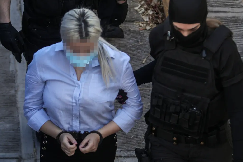 Ψυχρή και αδιάφορη η κατηγορούμενη, με φτιαγμένο μαλλί και μακιγιάζ στο δικαστήριο (pics&vids)