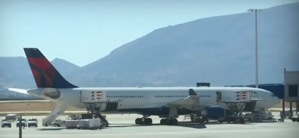 Με ασφάλεια στο “Ελ. Βενιζέλος” οι επιβάτες της πτήσης από Ατλάντα – “Σοκαριστήκαμε, τρομοκρατηθήκαμε”