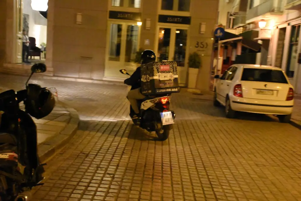Το πριν και το μετά στην εργασία – Οι αλλαγές που έφερε ο νόμος Χατζηδάκη στις υπηρεσίες delivery