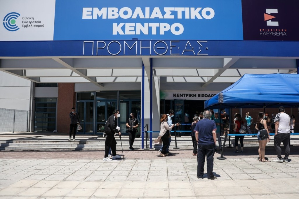 Έδωσε σε νοσηλεύτρια 500 ευρώ για να μην κάνει το εμβόλιο – Η πλεκτάνη που της ζήτησε να στήσουν (vid)