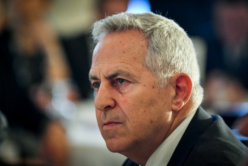 Πυρά Άδωνι κατά του Αποστολάκη – “Το έβαλε στα πόδια στην πρώτη στρακαστρούκα”
