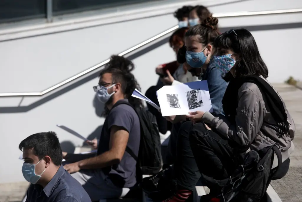 Πρωταθλητές στους εμβολιασμούς οι φοιτητές – Ανησυχία για αύξηση των κρουσμάτων