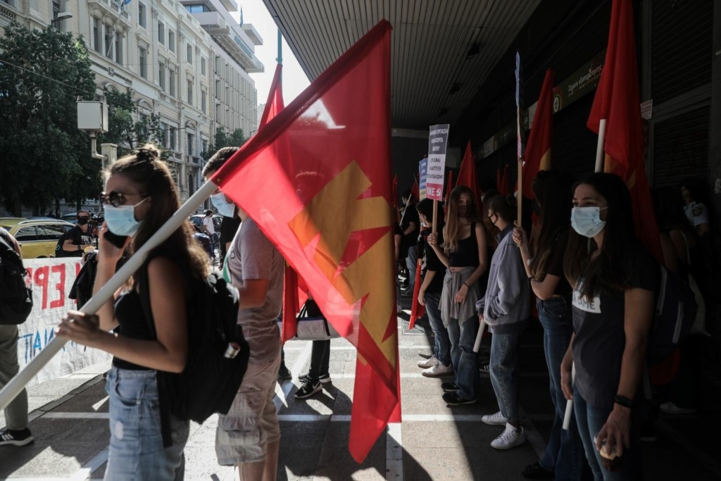 Συγκέντρωση διαμαρτυρίας της ΚΝΕ έξω από το υπουργείο Εργασίας (pics)