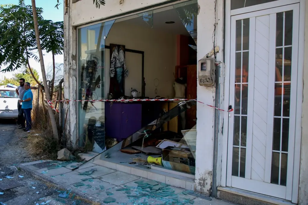 Ζευγάρι στην Κρήτη σώθηκε από θαύμα – Τεράστιοι βράχοι έπεφταν πάνω στο αυτοκίνητό του (vid)