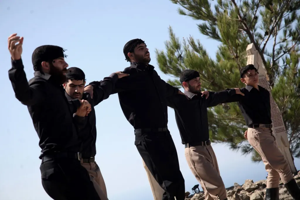 Έστησαν τάβλα και τραγούδησαν για τις ανάγκες της γαλλικής τηλεόρασης (pics)