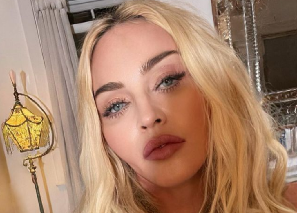 Η Μαντόνα ποζάρει topless και το Instagram καταρρέει (pics)