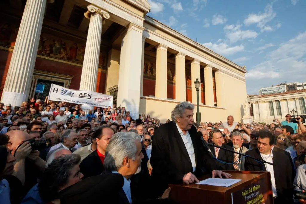 Η εξορία του Μίκη Θεοδωράκη και η Μακρόνησος – Τον χτυπούσαν μέχρι παράλυσης