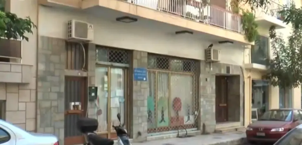 Παιδιά νηπιαγωγείου στη Πάτρα κάνουν μάθημα μέσα σε παλιό μαγαζί – Οι γονείς καταγγέλλουν άθλιες συνθήκες (vid)