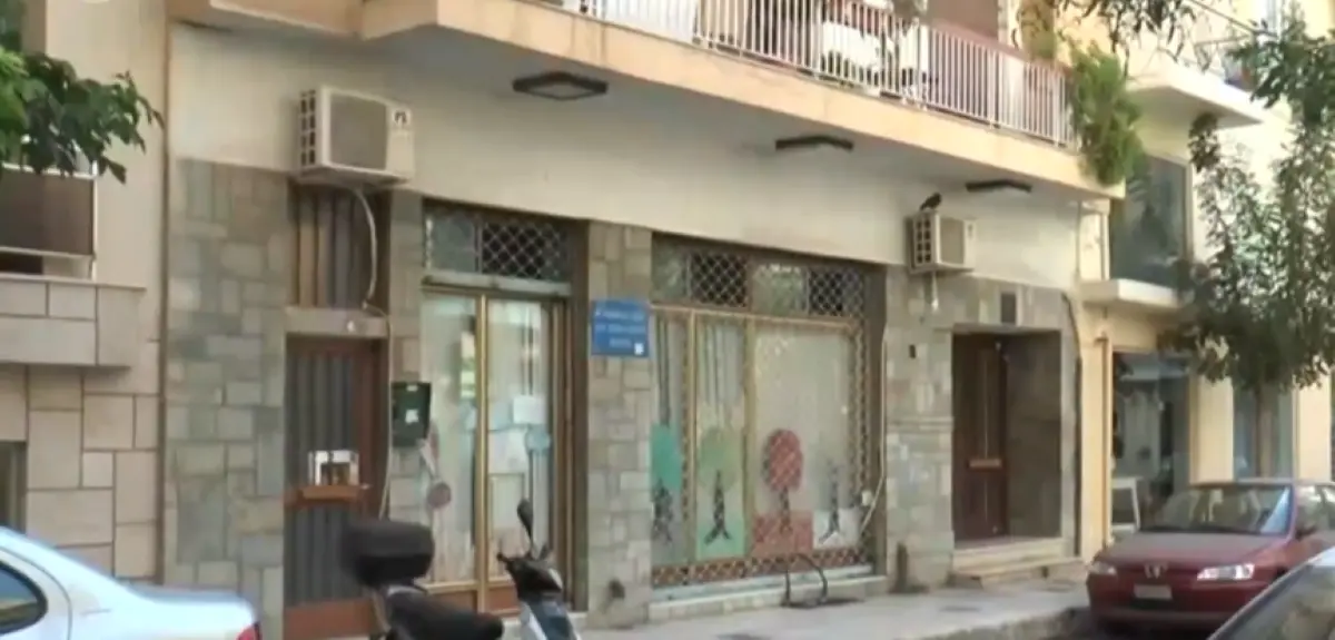 Παιδιά νηπιαγωγείου στη Πάτρα κάνουν μάθημα μέσα σε παλιό μαγαζί – Οι γονείς καταγγέλλουν άθλιες συνθήκες (vid)