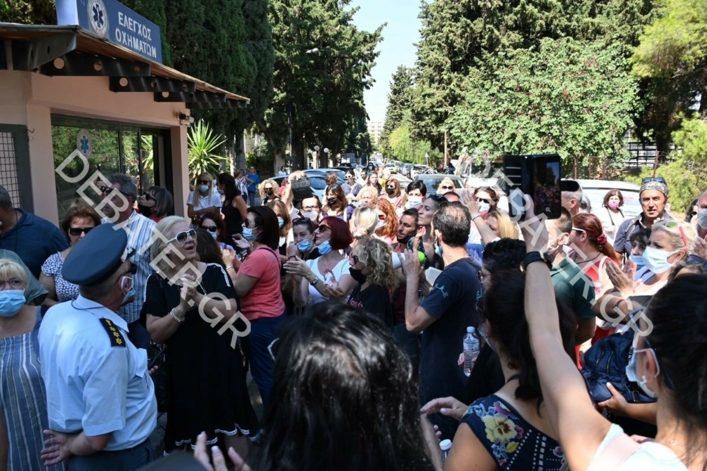Με ειρωνείες και χειροκροτήματα υποδέχθηκαν εργαζόμενοι σε αναστολή τη Μίνα Γκάγκα στην υπηρεσία του ΕΚΑΒ (pics&vid)