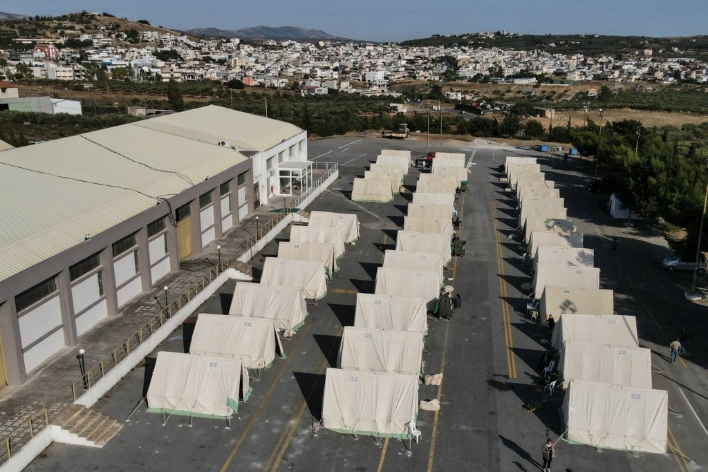 Πάνω από 45 παιδιά και ένα βρέφος 6 ημερών κοιμούνται στις σκηνές στο Αρκαλοχώρι – Φόβοι μην αρρωστήσουν