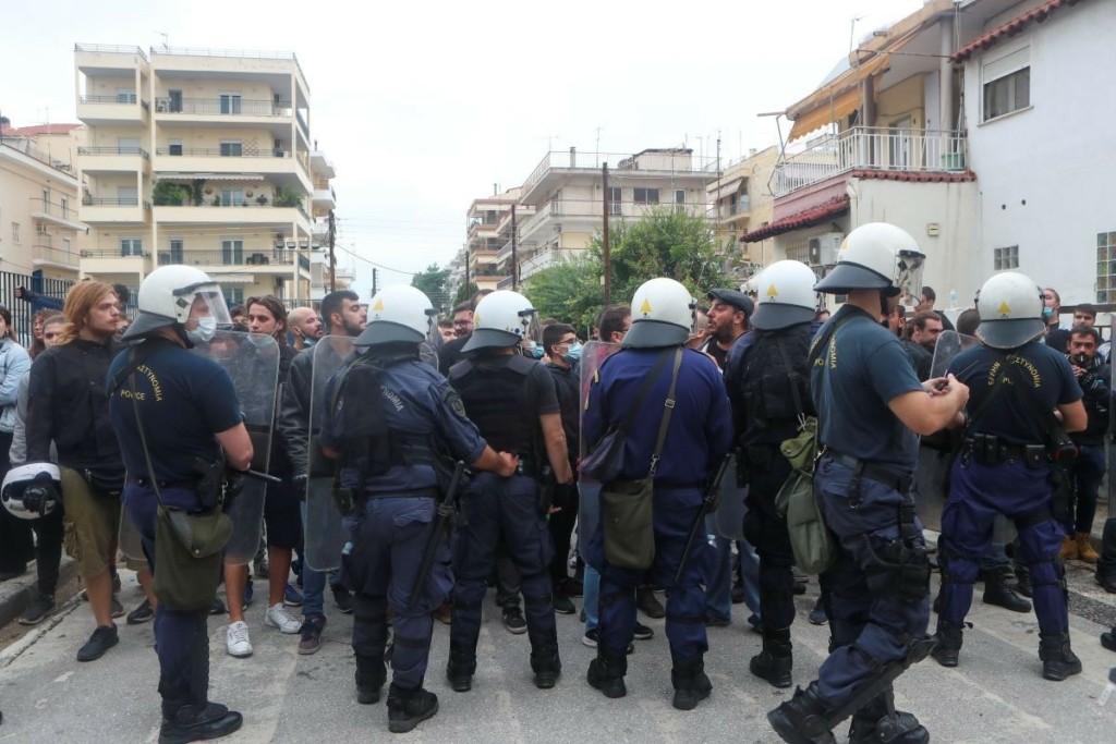 Οργή μετά την τραμπούκικη επίθεση στη Σταυρούπολη – Γονείς σπεύδουν να απεγκλωβίσουν τα παιδιά τους (pics&vid)