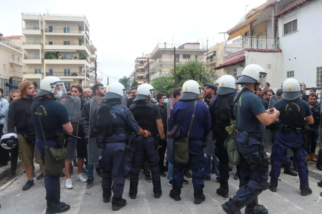 Οργή μετά την τραμπούκικη επίθεση στη Σταυρούπολη – Γονείς σπεύδουν να απεγκλωβίσουν τα παιδιά τους (pics&vid)