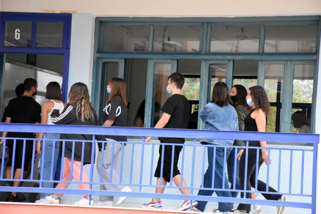 Στο 35% οι εμβολιασμοί των μαθητών – “Δεν αρκεί το ποσοστό των εμβολιασμένων εκπαιδευτικών” λέει η Κεραμέως