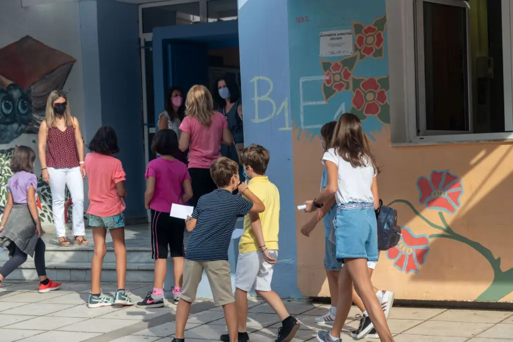 Ποινική δίωξη για δύο αδικήματα στον αρνητή πατέρα που απειλούσε εκπαιδευτικούς στη Θέρμη