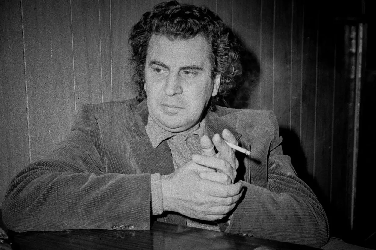 Ο “παγκόσμιος” Μίκης Θεοδωράκης που σήκωσε την Ελλάδα “λίγο ψηλότερα”