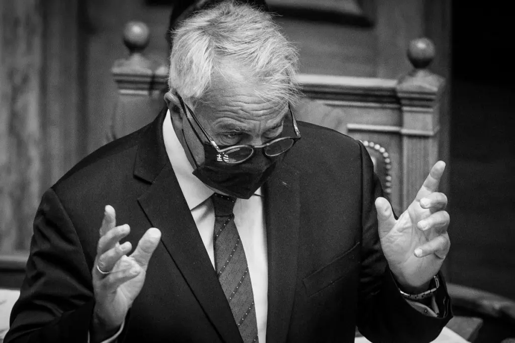Ανοιχτό το ενδεχόμενο υποχρεωτικού εμβολιασμού και στους δημόσιους υπαλλήλους – Ποιές κατηγορίες αφορά