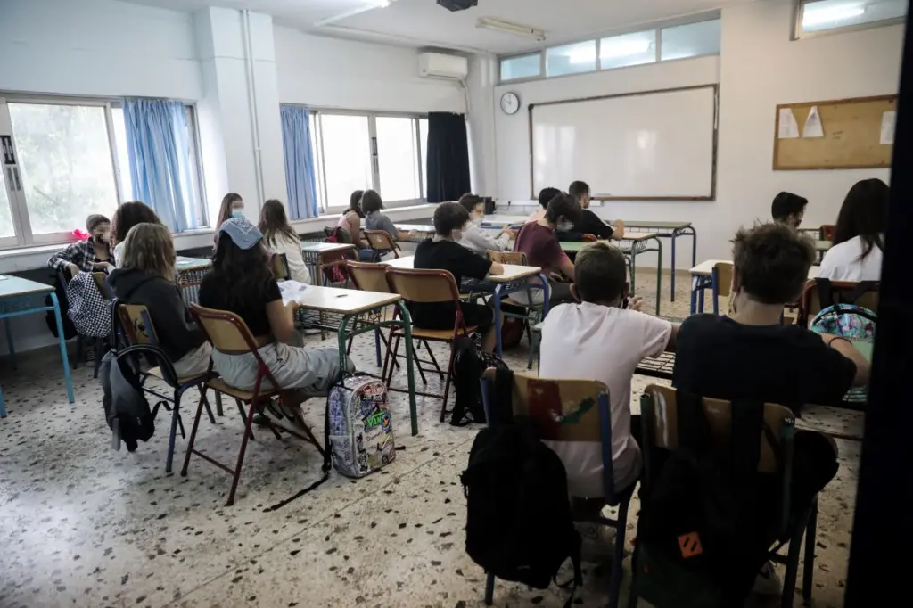 Η νέα σχολική χρονιά ξεκίνησε – Με μάσκες, μέτρα και ανησυχία για τον κορονοϊό ο φετινός “Αγιασμός”