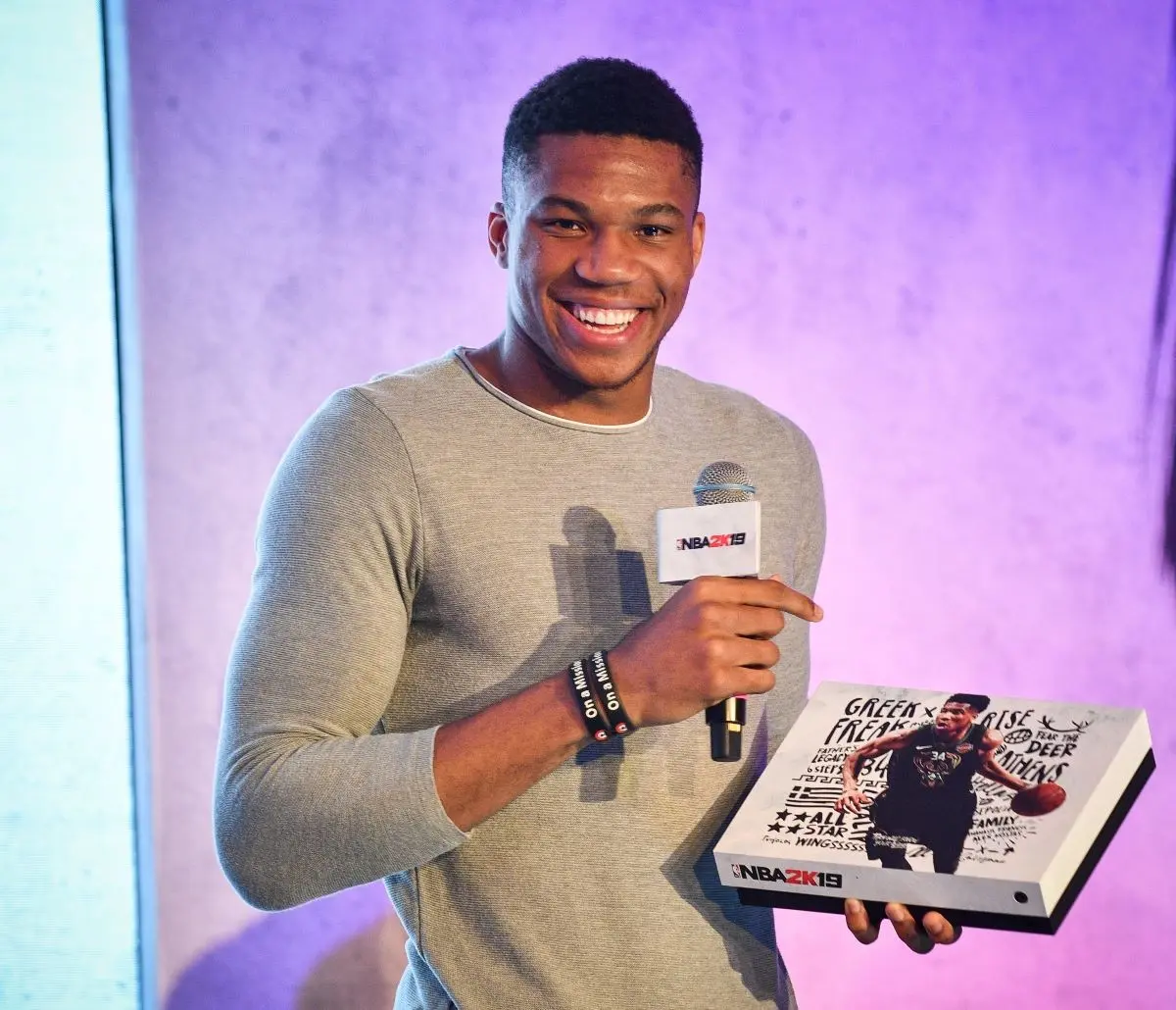 Ρεσιτάλ Αντετοκούνμπο στην media day των Bucks – Οι φιλοδοξίες, οι “πάνες” και το σύνθημα για τη νέα σεζόν (vid)