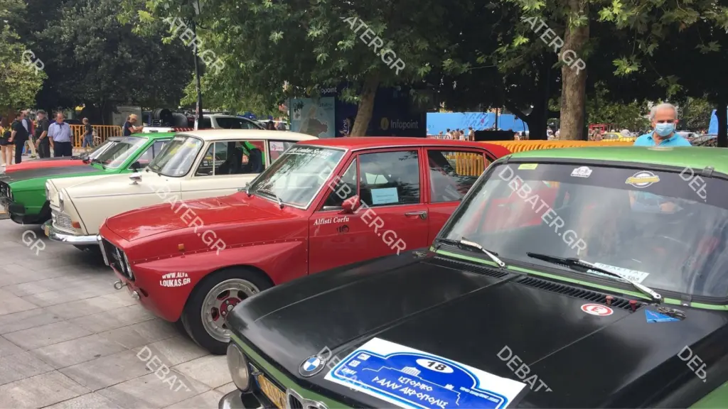Εντυπωσιάζουν τα αυτοκίνητα αντίκες του Ράλι Ακρόπολις στο Σύνταγμα (pics)