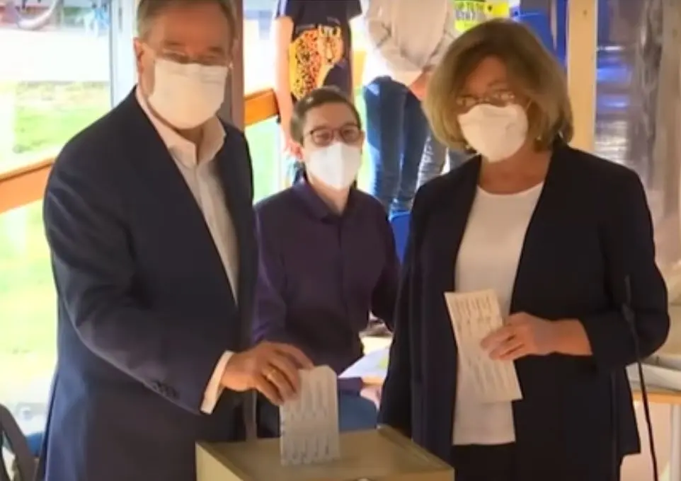 Γκάφα με το “καλημέρα” από τον εκλεκτό της Μέρκελ – Παραλίγο να ακυρωθεί η ψήφος του (vids)
