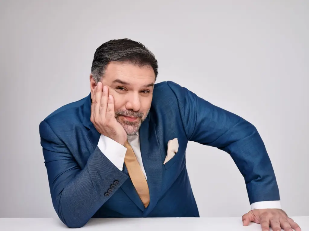 Επιστρέφει ο Γρηγόρης Αρναούτογλου με το The 2night Show