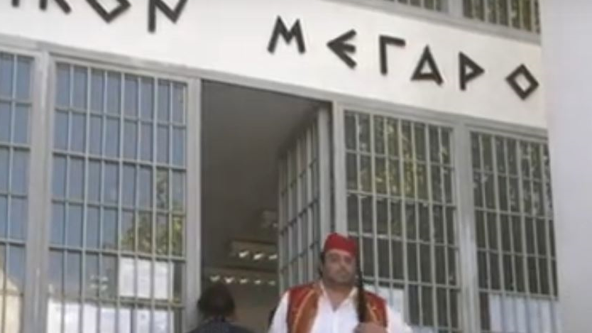 Χωρίς τη φουστανέλα του εμφανίστηκε ο “τσολιάς” αρνητής του κορονοϊού (pic)