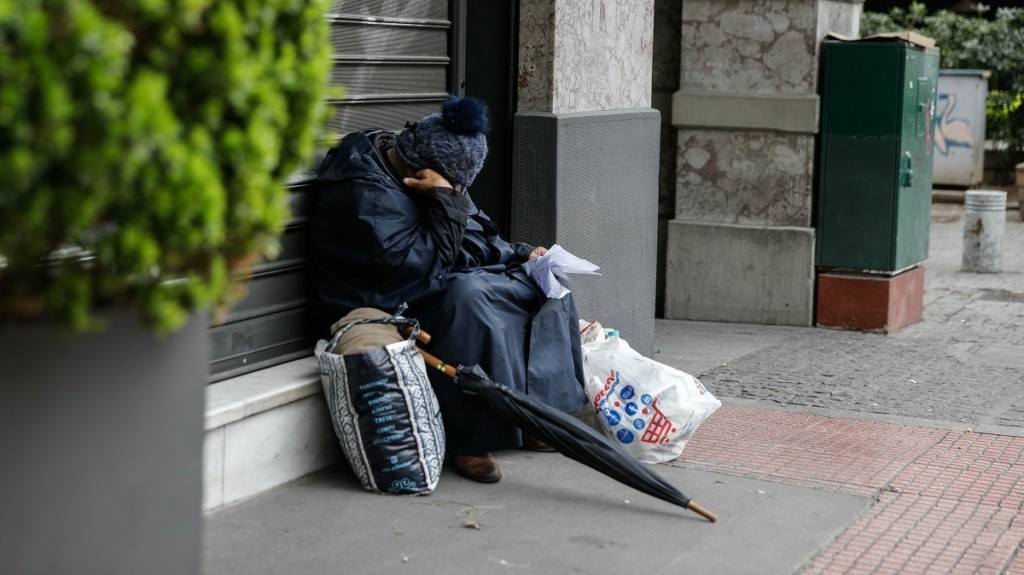 Θεσσαλονίκη: Μοιράζονται κουβέρτες σε άστεγους ενόψει κακοκαιρίας – Σημεία προστασίας των ευάλωτων ομάδων