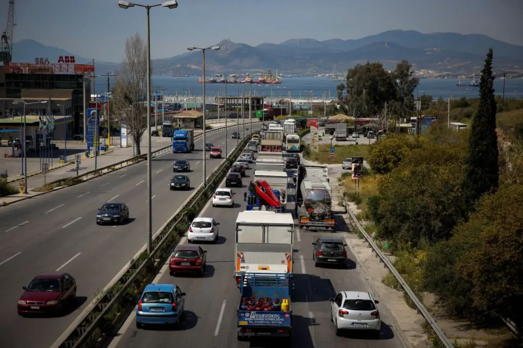 Κλειστή η Αθηνών-Κορίνθου στον Ασπρόπυργο – Σοβαρό τροχαίο με 2 τραυματίες
