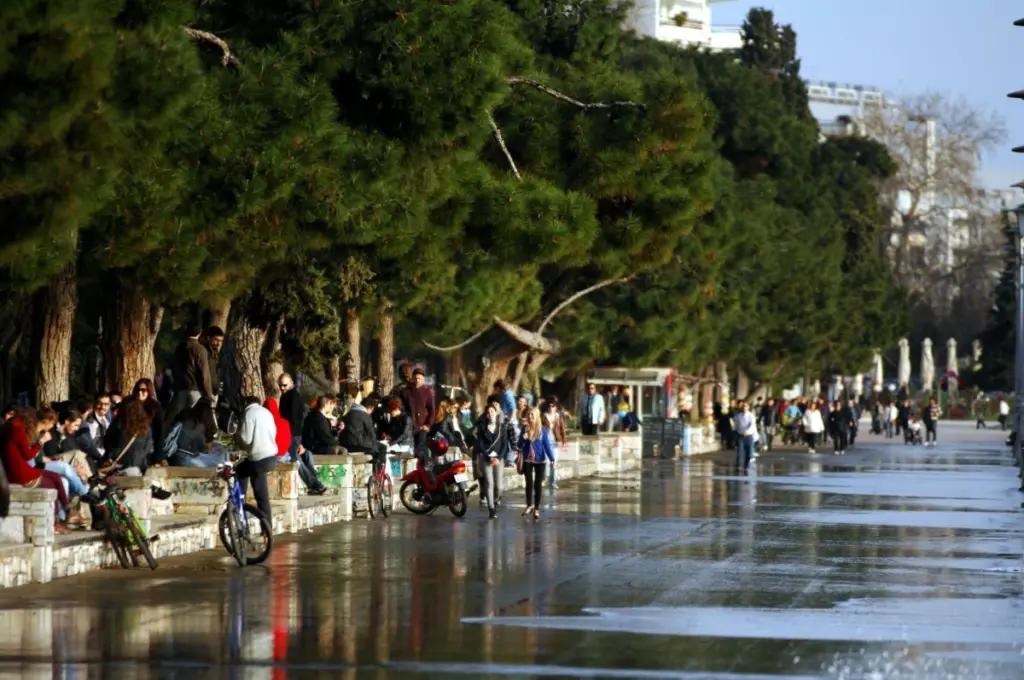 Μαλλιοτραβήγματα, μπουνιές και κλωτσιές ανάμεσα σε έφηβα κορίτσια στο κέντρο του Βόλου – Θλιβερές εικόνες (vid)