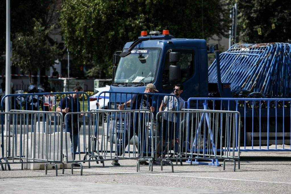 “Φρούριο” η Θεσσαλονίκη γύρω από τη ΔΕΘ – Κιγκλιδώματα, κλούβες και Αίαντες (pics&vid)